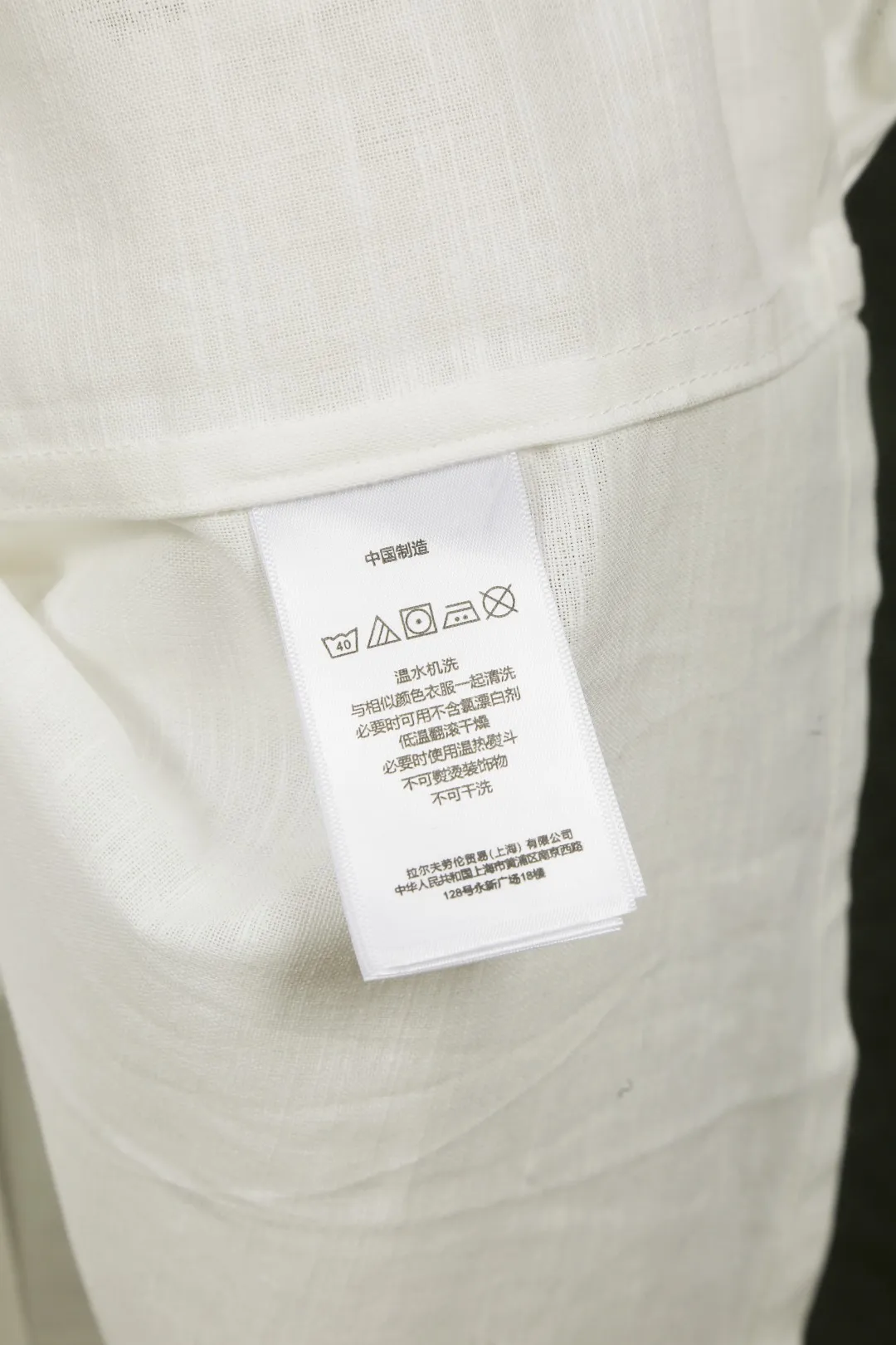 P230 Actual photo [High-end quality] Style number: 25055# Color: Navy blue/off-white/ice blue/light pink/chicken yellow/khaki Size: S to XL - Ralph Lauren/Ralph Lauren 25SS Summer popular high-quality old money style Cuban collar pocket style short-sleeved linen couple shirt - ingeniously restored 95% cotton blended bamboo linen, pre-washed, tight and soft texture ✅ - 100% restored workmanship Complete professional shirt with embedded clips in bifurcated sleeves, top button earrings ✅ - Custom dyed original pearlescent white buttons with different sizes ✅ - Special shaped chiffon foil inside the collar door tube, which is not easy to deform and pull ✅ - Ralph Lauren/linen pocket style short-sleeved shirt. It is different from the classic style and has a niche style. It perfectly combines comfort and high-end. An indispensable piece in summer. It is both cool and textured. It is the king of ins style with every snap. It can be used for commuting and vacationing. There’s no pressure to switch between different styles, and the classics never go out of style.
